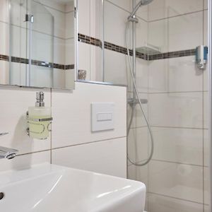 Camera economica con letto king size al sotterraneo